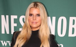 Jessica Simpson, Barnes and Noble, all black, Feb. 04 2020